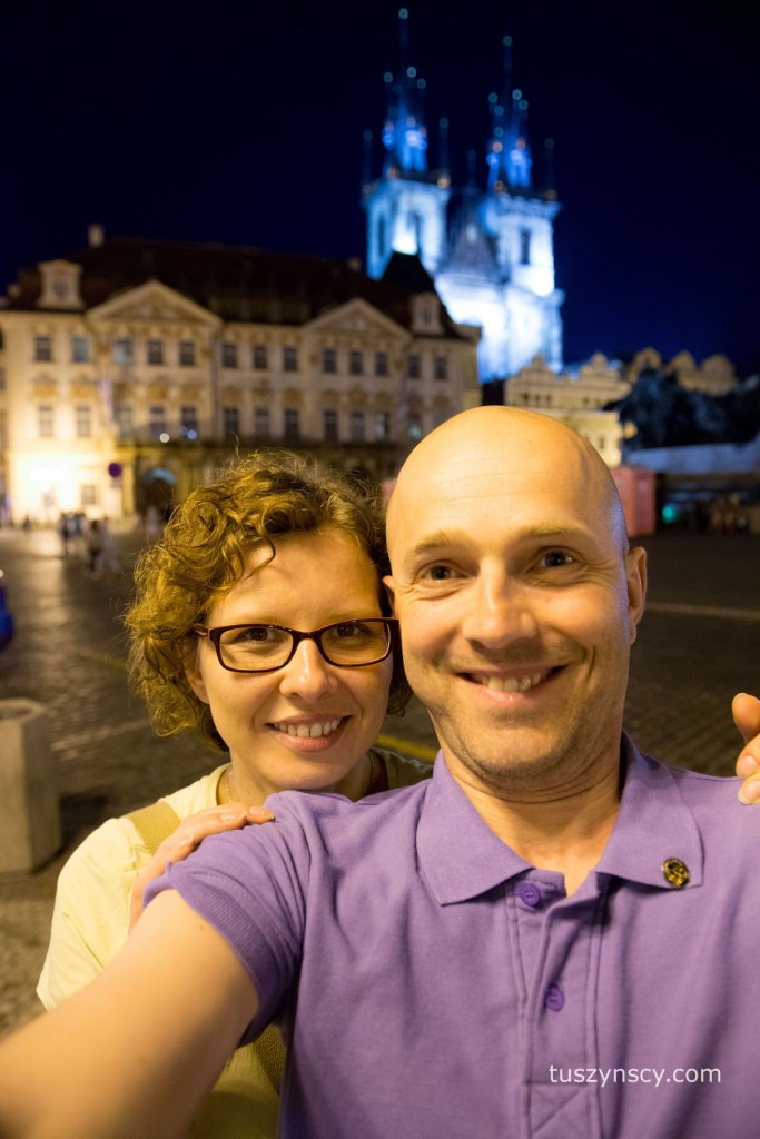 Praga - uśmiechnięci turyści robiący sobie selfie ;-)